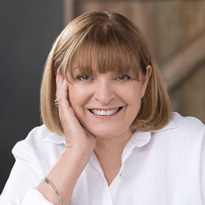 portrait photo of Fiona McIntosh